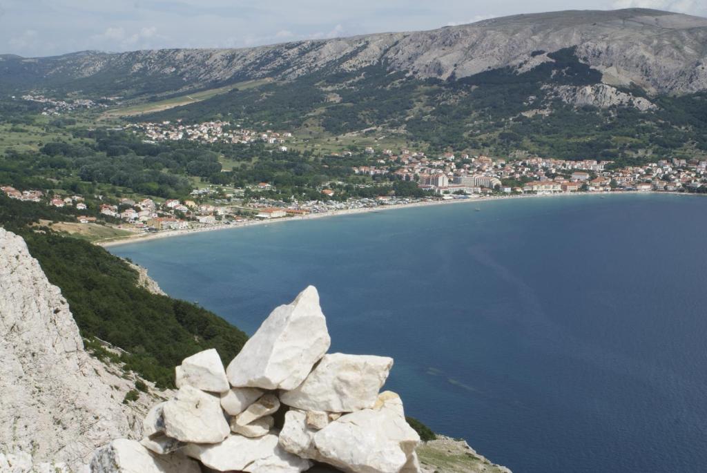 Vis A Vis Baška